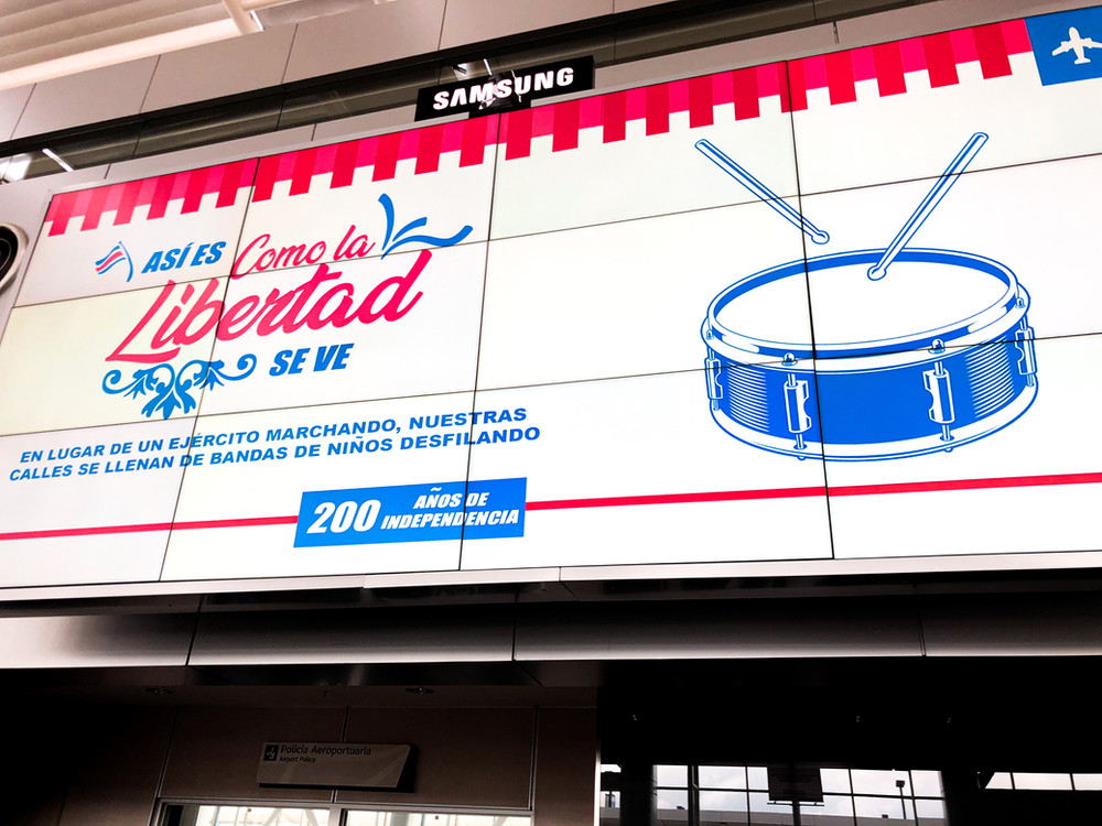 フアン・サンタマリア国際空港の電子広告パネル