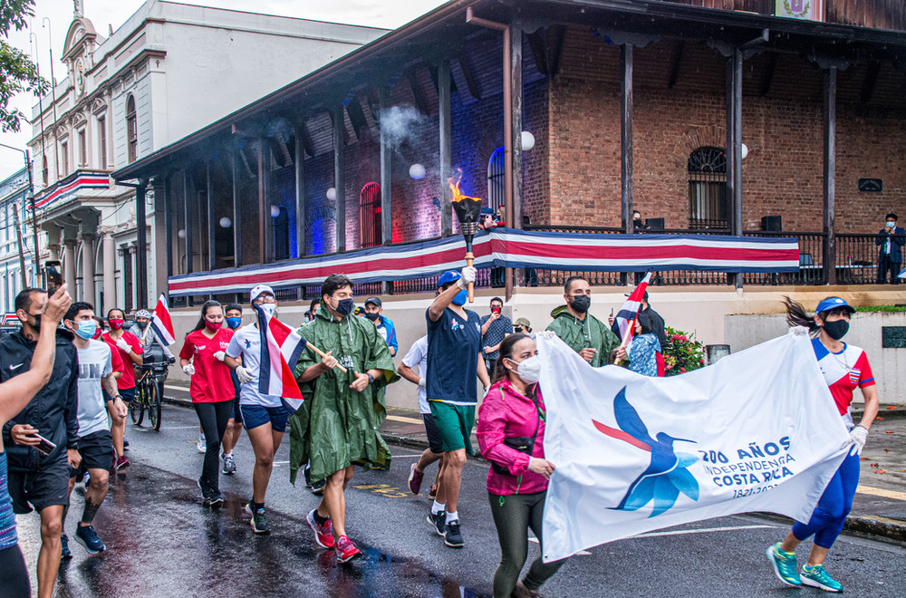 独立トーチリレー、エレディア市中心部に到達