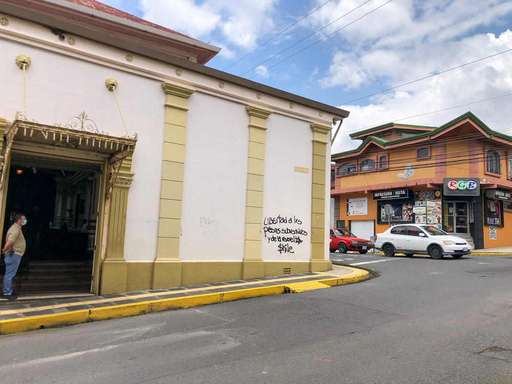 高校の前のアパート通り