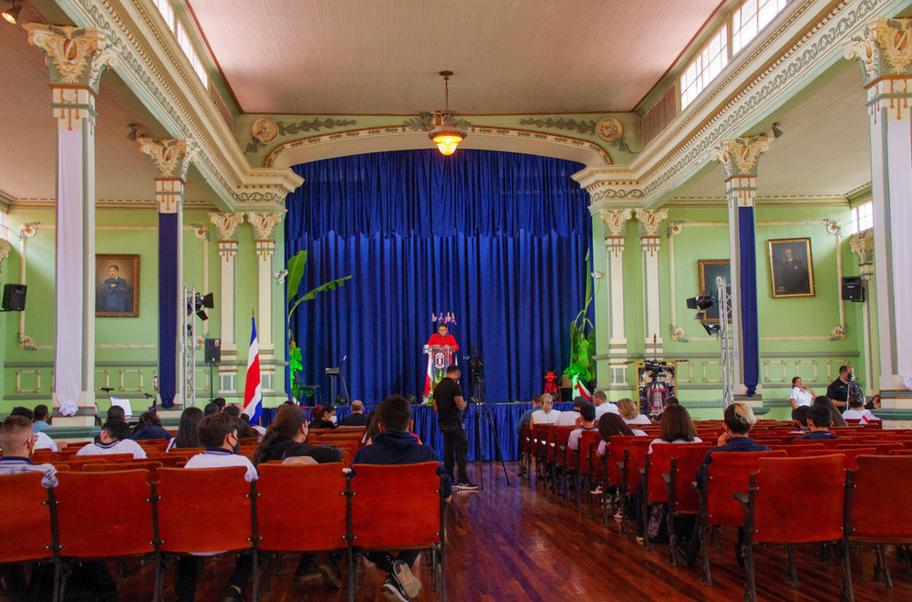 エレディア高校の講堂