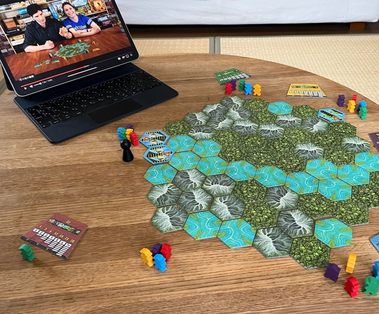 ボードゲームで遊んでいる様子